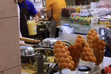  Rua Do Cunha caddesinde yumurta waffle 'ı satılıktır. Yumurtalı waffle ünlü Hong Kong ve Macao sokak yemeklerinden biridir.