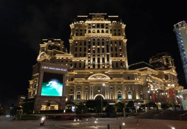 Macau, Çin 2 Temmuz 2023: geceleri Grand Lisboa Sarayı 'nın dışı. Macau 'daki en yeni kumarhane ve otel.