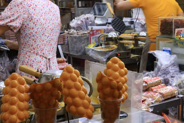 Rua Do Cunha caddesinde yumurta waffle 'ı satılıktır. Yumurtalı waffle ünlü Hong Kong ve Macao sokak yemeklerinden biridir.