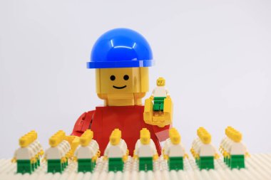 Hong Kong - 17 Temmuz 2023: Dev adam kalabalığın içindeki küçük olanı aldı