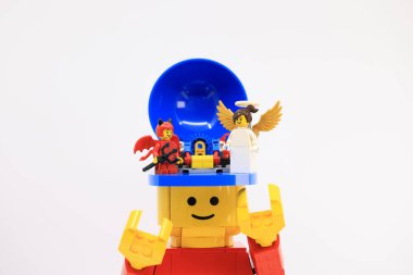 Hong Kong - 17 Temmuz 2023: Dev adam ellerindeki şeytanları ve melekleri karşılaştırır.