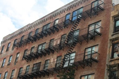 New York 'taki yangın merdiveni. Manhattan' daki apartmanın dışı. Sokakta.