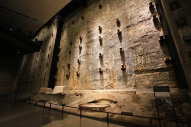 NEW YORK OCT 12: New York 'ta 12 Ekim 2016' da 911 'i ziyaret eden ziyaretçi, 11 Eylül 2001' de meydana gelen ve 2 bin 977 kişinin hayatını kaybettiği saldırıları anmaktadır.,