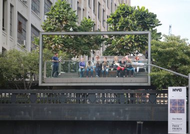 New York-11 Ekim 2016: Kimliği belirsiz turistler New York 'taki yüksek hat parkını ziyaret etti Manhattan' daki yüksek hat parkında kullanılmayan New York merkez demiryolunun yüksek bir bölümünde inşa edildi