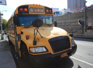 New York - 11 Mayıs 2019: Okul otobüsü Lower East Side 'da karşıdan karşıya geçiyor. Lower East Side, LES olarak kısaltılır, geleneksel olarak bir göçmen, işçi sınıfı mahallesi, hızlı seçkinleşmeye başladı.