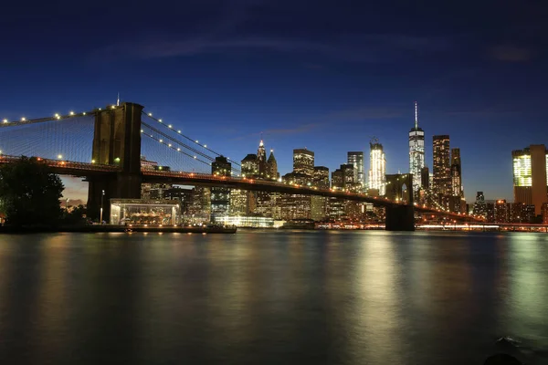 マンハッタン橋とブルックリン橋の間のニューヨーク Dumboから撮影 — ストック写真