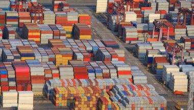 Hong Kong 'da renkli kargo kıtası olan terminal, logo temizlendi. 