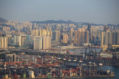 Hong Kong - Şubat 12019: Kwai Tsing konteynır terminali insansız hava aracı görünümü. Hong Kong lojistiği, Çin limanı ve Vietnam limanından daha ucuz maliyet ve hükümet politikasının eksikliği olarak saygınlıkla karşı karşıya