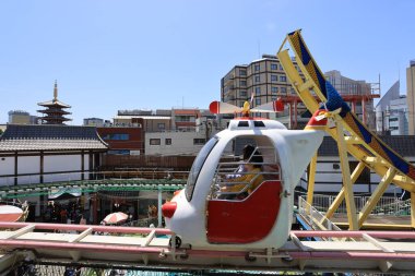 Tokyo 3 Mayıs 2023: Hanayashiki 'de turistler eğleniyor, Hanayashiki Japonya' nın en eski lunaparklarından biri..