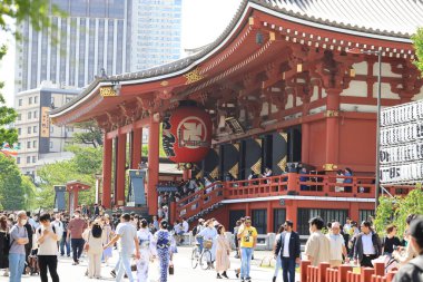 Tokyo - 4 Mayıs 2023: Sensoji Tapınağının dışı. Edo döneminden beri hem yerel halk hem de turistler arasında popülerdir..