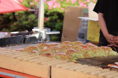 Yakisoba, Tokyo, Asakusa 'daki açık hava pazarında kızartılmış Japon eriştesidir.