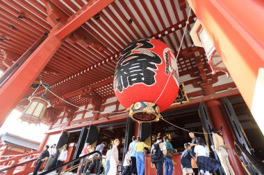 Tokyo - 4 Mayıs 2023: Sensoji Tapınağının dışı. Edo döneminden beri hem yerel halk hem de turistler arasında popülerdir..