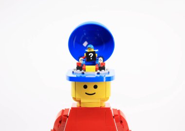 Hong Kong - 2 Eylül 2023: Mini adamın dev adamın kafasının içinde büyük bir sorusu var