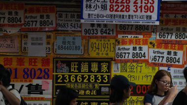 Hong Kong, 25 Eylül 2023: Kiralık ilan Mong Kok 'ta sokağı kaplıyor. Kaliteli dairelerin kirası dünya çapındaki diğer şehirlerden daha pahalı olmaya devam ediyor..