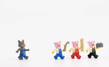 Hong Kong - 28 Eylül 2023: Üç küçük domuzcuk büyük kötü kurttan kaçtı