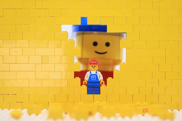 Hong Kong - 28 Eylül 2023: Dev adam duvardan izliyor 