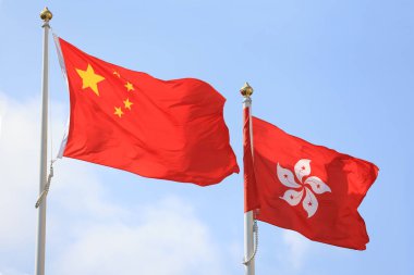 Çin ve Hong Kong bayrağı, mavi gökyüzüne karşı Çin Halk Cumhuriyeti Ulusal Günü 'nü kutlamak için kuruldu.