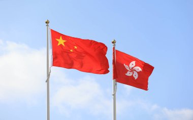 Çin ve Hong Kong bayrağı, mavi gökyüzüne karşı Çin Halk Cumhuriyeti Ulusal Günü 'nü kutlamak için kuruldu.