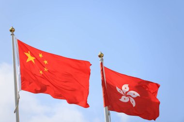 Çin ve Hong Kong bayrağı, mavi gökyüzüne karşı Çin Halk Cumhuriyeti Ulusal Günü 'nü kutlamak için kuruldu.