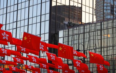 Çin ve Hong Kong bayrağı, Çin Halk Cumhuriyeti 'nin 74. yıldönümünü kutlamak için otel ve ofis pazarında hizmete girdi.