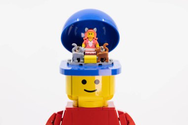 Hong Kong 2023 Ekim 10: Dev kafasında kedi insan