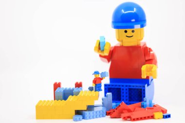 Hong Kong 2023 Ekim 10: Dev adam tuğla duvarı inşa etti