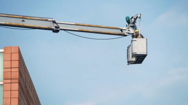 Hong Kong -5 Ekim 2023: İşçiler salıncak sahnesindeki duvarı temizliyor. Hong Kong 'da işçi eksikliği sorunu var. 