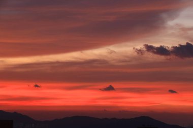 Sheung Wan gökyüzünde parlama sahneleriyle birlikte