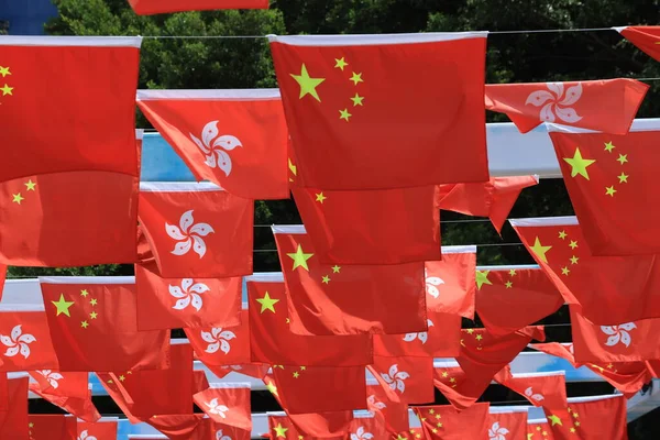 Çin ve Hong Kong bayrağı, Çin Halk Cumhuriyeti Ulusal Günü kutlamaları için Sheung Wan, Hong Kong 'da kurulmuştur.