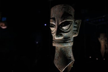 Hong Kong 2023 Ekim: Sanxingdui kültürünün maskesi ve heykeli. Modern Gua 'da büyük bir Bronz Çağı kültürü ve arkeolojik bir yerdir.