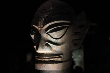 Hong Kong 2023 Ekim: Sanxingdui kültürünün maskesi ve heykeli. Modern Gua 'da büyük bir Bronz Çağı kültürü ve arkeolojik bir yerdir.