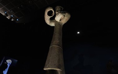 Hong Kong 2023 Ekim: Sanxingdui kültürünün maskesi ve heykeli. Modern Guanghan, Sichuan 'da büyük bir Bronz Çağı kültürü ve arkeolojik bir yerdir..