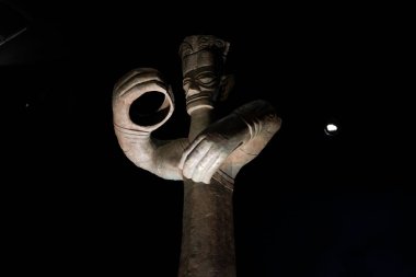 Hong Kong 2023 Ekim: Sanxingdui kültürünün maskesi ve heykeli. Modern Guanghan, Sichuan 'da büyük bir Bronz Çağı kültürü ve arkeolojik bir yerdir..