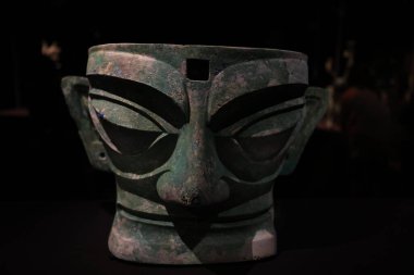 Hong Kong 2023 Ekim: Sanxingdui kültürünün maskesi ve heykeli. Modern Gua 'da büyük bir Bronz Çağı kültürü ve arkeolojik bir yerdir.