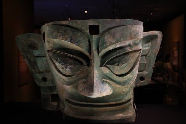 Hong Kong 2023 Ekim: Sanxingdui kültürünün maskesi ve heykeli. Modern Gua 'da büyük bir Bronz Çağı kültürü ve arkeolojik bir yerdir.