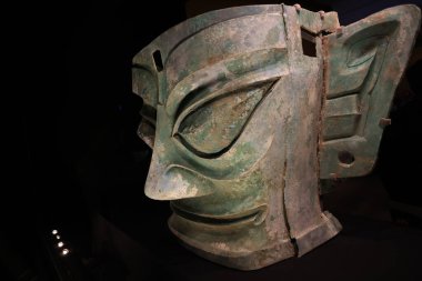 Hong Kong 2023 Ekim: Sanxingdui kültürünün maskesi ve heykeli. Modern Gua 'da büyük bir Bronz Çağı kültürü ve arkeolojik bir yerdir.