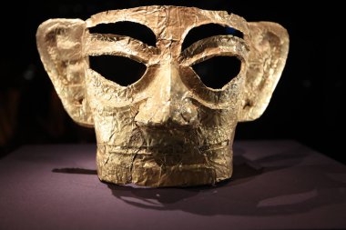 Hong Kong 2023 Ekim: Sanxingdui kültürünün maskesi ve heykeli. Modern Gua 'da büyük bir Bronz Çağı kültürü ve arkeolojik bir yerdir.