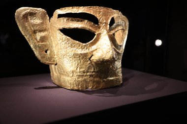 Hong Kong 2023 Ekim: Sanxingdui kültürünün maskesi ve heykeli. Modern Gua 'da büyük bir Bronz Çağı kültürü ve arkeolojik bir yerdir.