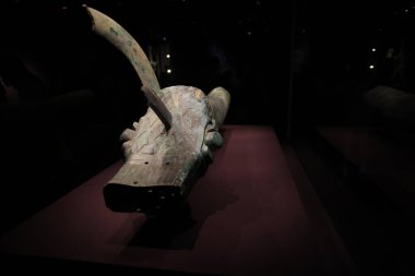 Hong Kong 2023 Ekim: Sanxingdui kültürünün maskesi ve heykeli. Modern Gua 'da büyük bir Bronz Çağı kültürü ve arkeolojik bir yerdir.