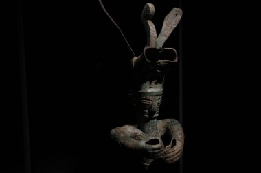 Hong Kong 2023 Ekim: Sanxingdui kültürünün maskesi ve heykeli. Modern Gua 'da büyük bir Bronz Çağı kültürü ve arkeolojik bir yerdir.