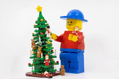 Hong Kong 8 Kasım 2023: dev adam Noel partisinde Noel ağacını süslemeye yardım etti.