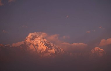 Annapurna 'nın güneyi, Nepal' deki Annapurna sıradağlarında artçı ışık sırasında yer almaktadır.