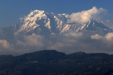 Gündüz vakti Nepal 'deki Annapurna Güney Karlı Dağı