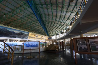 Pokhara, Nepal - 20 Kasım 2023: Uluslararası Pokhara Dağ Müzesi. Bu bir müze. Dünyanın farklı dağ kültürünü ve yürüyüş tarihini tanıtır.