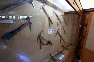 Pokhara, Nepal - 20 Kasım 2023: Uluslararası Pokhara Dağ Müzesi. Bu bir müze. Dünyanın farklı dağ kültürünü ve yürüyüş tarihini tanıtır.