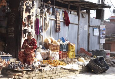 Katmandu, Nepal - 24 Kasım 2023: yerel halk Bhaktapur eski kasaba bölgesinde yaşıyor. Bhaktapur tarihi bölgesi ve Durbar Meydanı insanların hala tarihi şehirde yaşadığı canlı bir miras.
