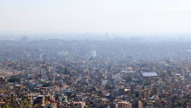 Kathmandu siluetinde kalabalık bir ev.. 