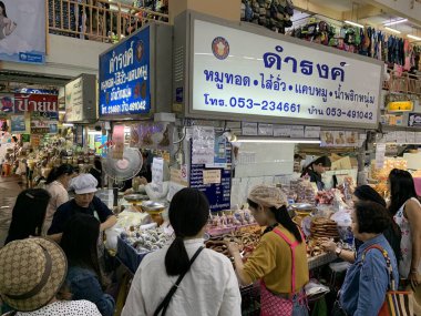 Chiang Mai, Tayland - 28 Aralık 2019: Warorot Market 'in dışı, Chiang Mai' nin en büyük yerel pazarlarından biridir.