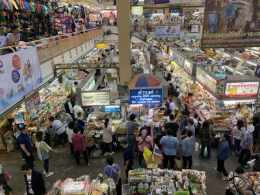 Chiang Mai, Tayland - 28 Aralık 2019: Warorot Market 'in dışı, Chiang Mai' nin en büyük yerel pazarlarından biridir.