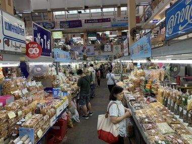 Chiang Mai, Tayland - 28 Aralık 2019: Warorot Market 'in dışı, Chiang Mai' nin en büyük yerel pazarlarından biridir.